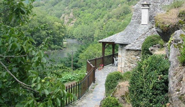 Traditional stone cottage with pool and river frontage