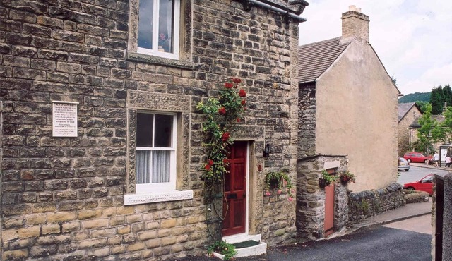 Traditional Stone Cottage With Garden, Parking & WiFi