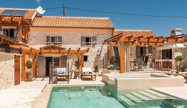 Traditional stone house with pool in Skradin