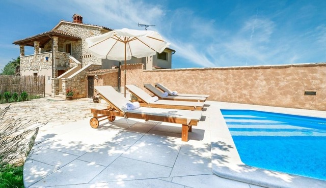 Traditional Stone Villa with A/C and Private Pool in a Peaceful Location !