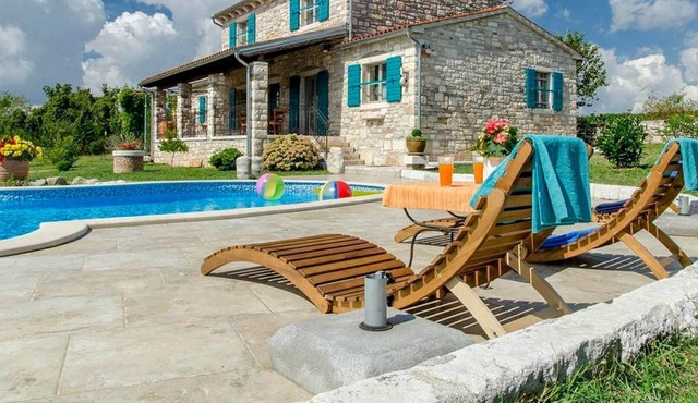 Traditional stone villa for 9 people with pool in Central Istria