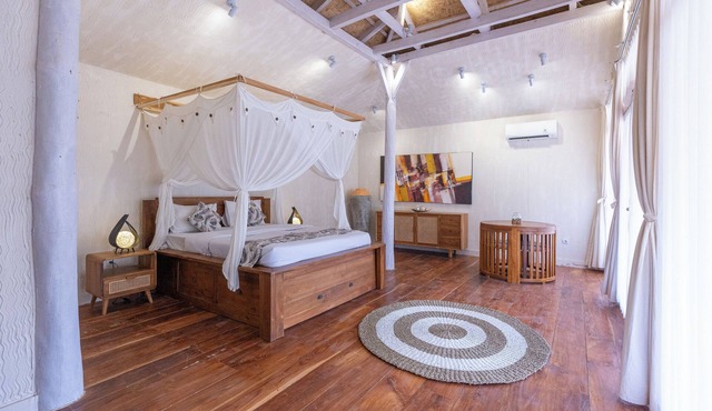 Traditional style Bungalow with modern amenities, only 10km from Walakiri Beach!