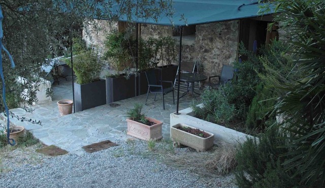 Traditional vaulted room 5 km from the beach, at the foot of the mountains