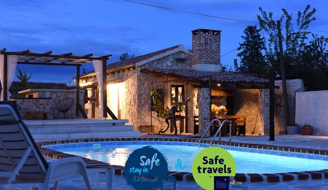 Traditional villa Palace, 8 people, 2 bedroom, fenced garden, private pool