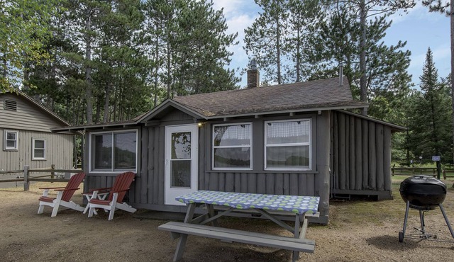 Traditional water's edge cabin with A/C , dishwasher, Kayaks & SUP Boards