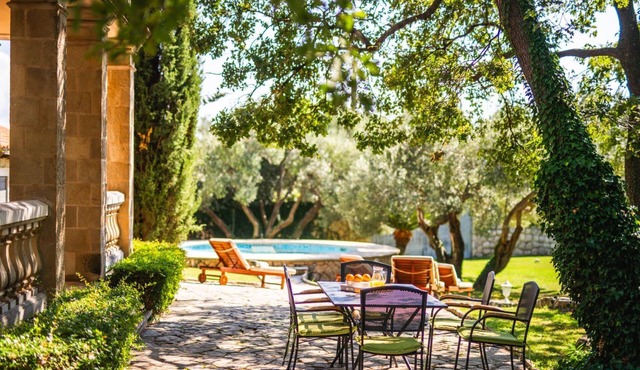 Traditionelles Steinhaus mit privatem beheiztem Pool by Interhome