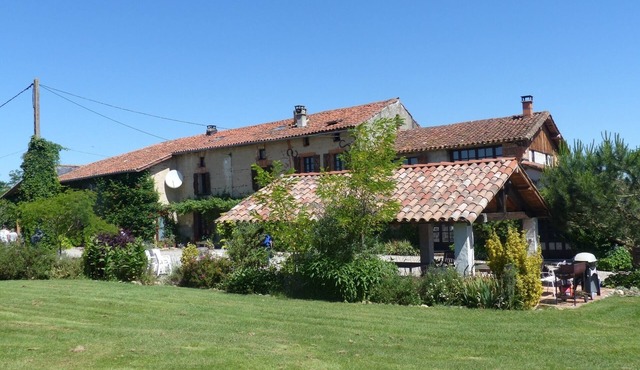 Traditionnal toulousaine farmhouse, with pool, panoramic view, all mod cons.