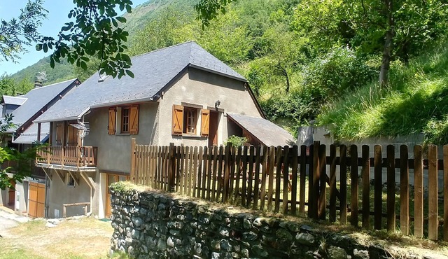 Traditionnal house, montain view, garden, calm, close to all amenities.