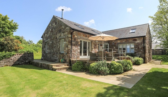 TRAETH ORA, pet friendly, luxury holiday cottage in Moelfre