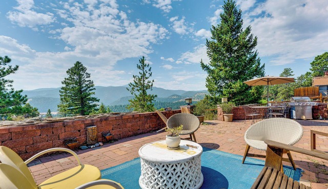 Trail Access, Hot Tub: Lakefront Boulder Retreat!