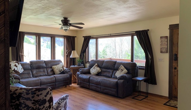 Trail Creek Aspen Cabin on 10 Acre horse ranch. 5 mins from springs. renovated