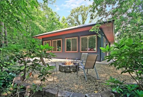 Trail End Retreat - Modern Escape, Hot Tub, Firepit and Forest Views