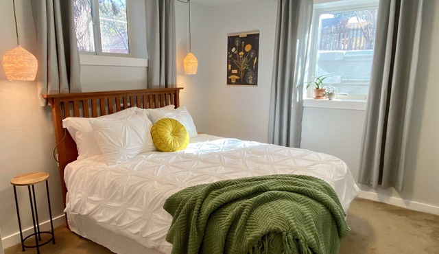 Trail Lovers Getaway - walk or bike to downtown