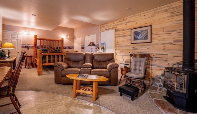 Trail's End- couples retreat close to downtown