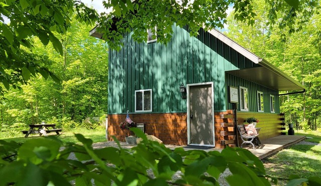 Trail's End Guesthouse- Vacation Cabin