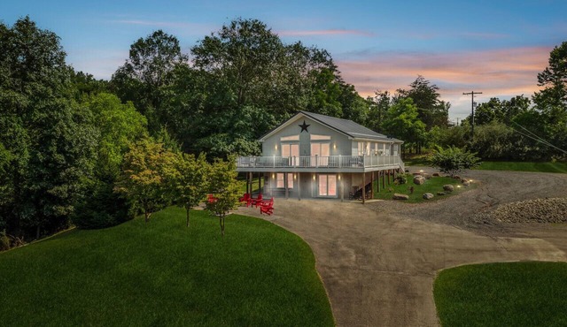 Trailblazer - hot tub, trail, game room, pets, wifi, fire pit, view, secluded