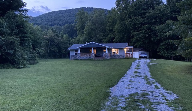 Trailer and pet-friendly! Hot tub! Minutes to Windrock and Frozen Head!
