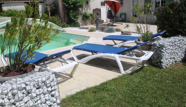 Trailers at the gates of La Rochelle