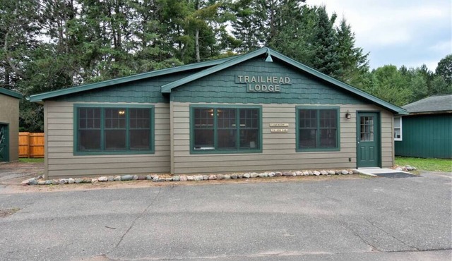 Trailhead Lodge-Downtown Clam Lake*Snowmobile trail access*