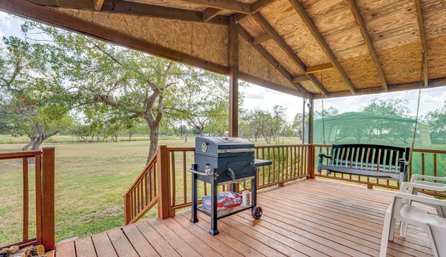 Trails, Creek & Wildlife: Country Harwood Retreat