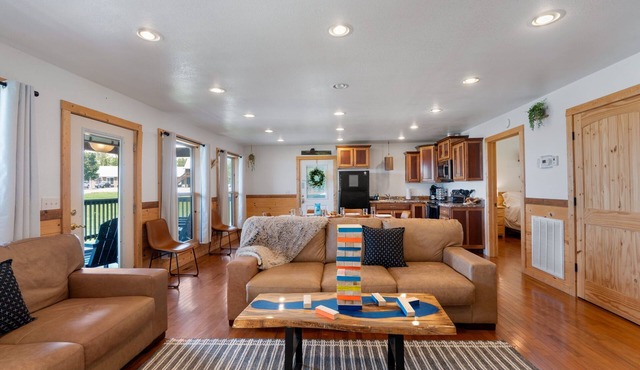 Trails End Cabin with a hot tub, fire pit, & indoor pool!