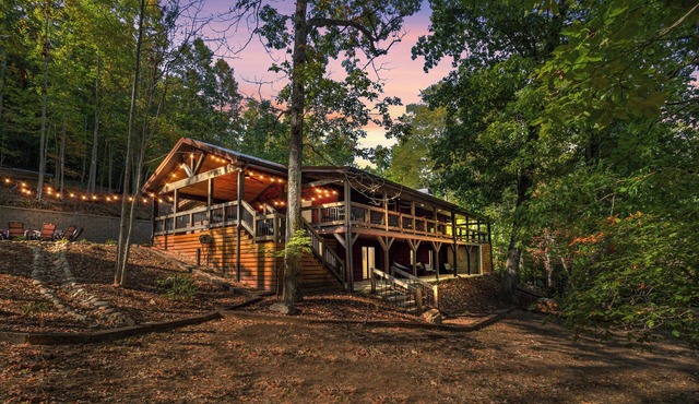 Trails End Lodge - 5 BR cabin in Morganton with Games, WiFi, Hot Tub