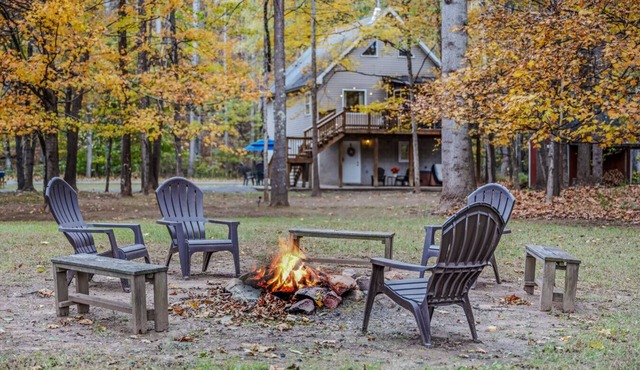 Trails End - riverside | pets | hot tub | wifi | fire pit | grill