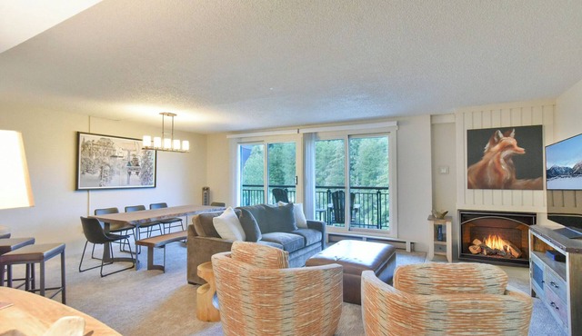 Trails End Slopeside Condo: Ski-In/Out, Walk to Town!