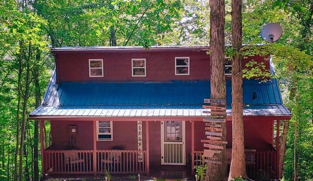 Trailseeker Cabin w King Bed Hot Tub at Red River Gorge Natural Bridge