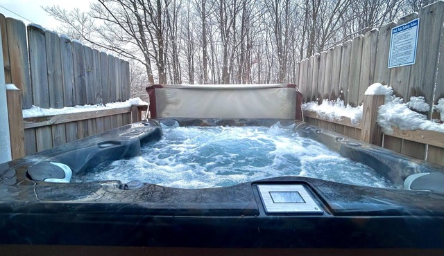 Trailside #1 Winter Fun Retreat~ Ski, Snowboard, Snowmobile, HotTub, Hiking