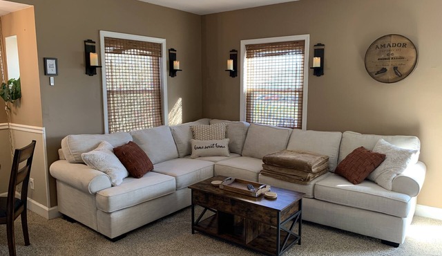 Trailside 4BR 2BA Cottage Fenced Yard Near Hyde Park