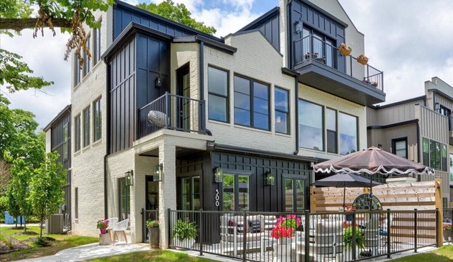 TRAILSIDE AT THE MOMENTARY, Bikers Paradise on Trail, Voted TOP 10 Luxury