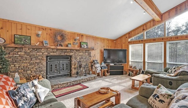 Trailside Chalet featuring Wrap Around Deck & Private Hot Tub just outside of 7 Springs Resort
