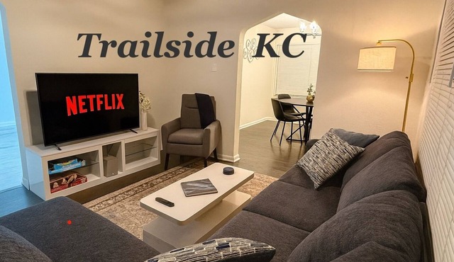 Trailside KC - Walk to Arrowhead on the beautiful, paved Rock Island Trail