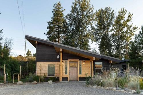 Trailside vacation home—easy walk to Winthrop