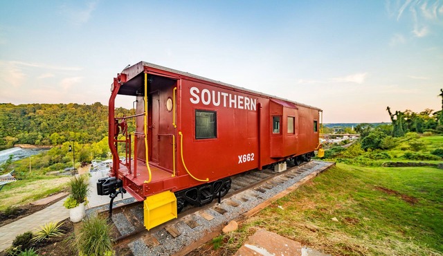 Train Caboose & River Views < .5 to Downtown