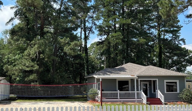 Train Depot 3 BR Home w/Pool, Sand Volleyball and Pool Table