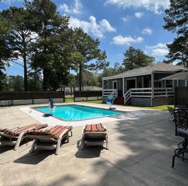Train Depot - 3 BR Home with Pool, Sand Volleyball & Pool Table