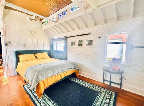 Train Wreck Inn - Boutique Train Car Stays - Self Check In
