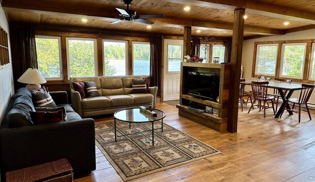 Tralina Lakefront Cottage: Private Beach, Incredible views, 5 min to Store/SAQ