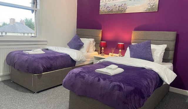 Tranent Homely Apartment with Main Door (Sleeps 6)