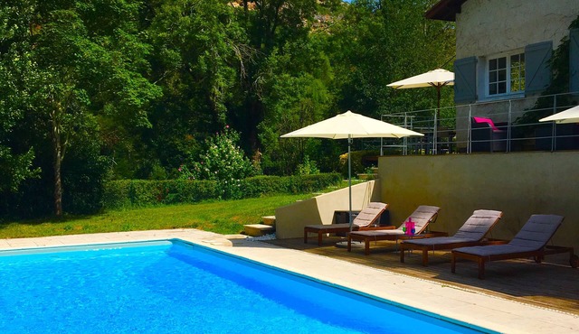 Tranquil river setting/private heated pool/short stroll to famous medieval town