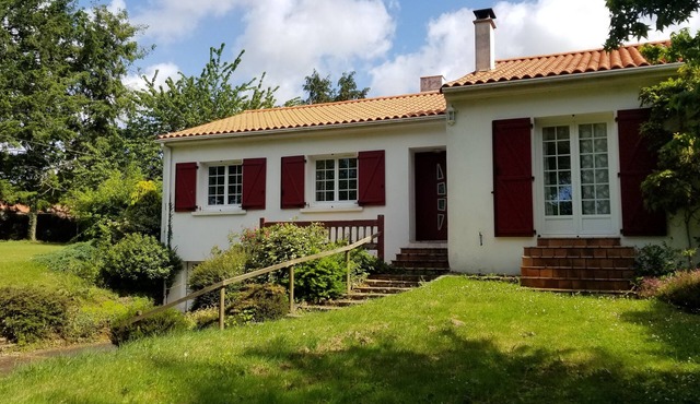 Tranquil escape on wooded grounds, just minutes from Vendée beaches