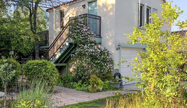 Tranquil 1-bd Guesthouse Apartment on Spanish Estate, sundeck w/mountain views