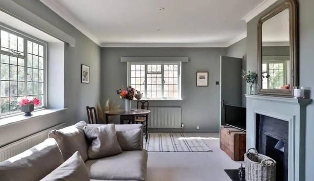 Tranquil 1 Bed/1 Bath Getaway at Beverston Castle