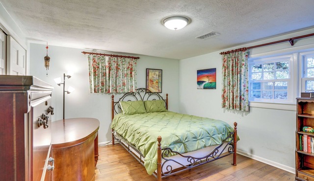 Tranquil 1-bed apt sleeps 4 overlooking Indian Creek Gorge w/WiFi, AC & hot tub