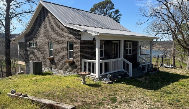 Tranquil 1 bed cabin w 27 ft deck overlooking beautiful Grand Lake in Grove OK