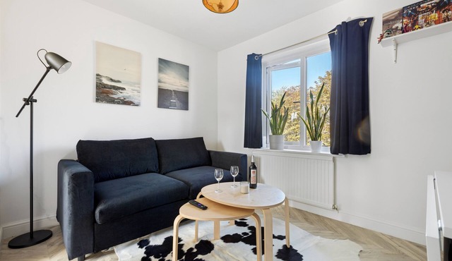 Tranquil 1 Bed Flat in East London + Parking