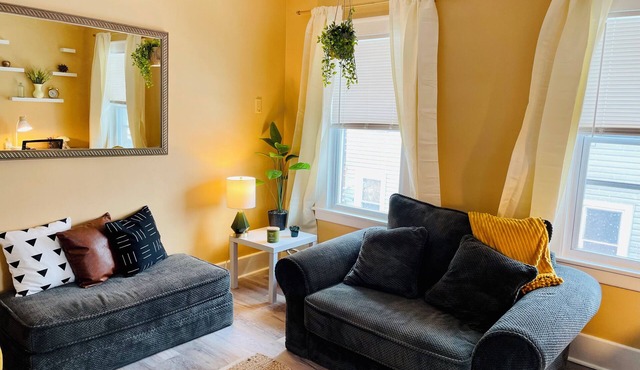 Tranquil 1-bedroom apartment near Navy Base in charming Waukegan