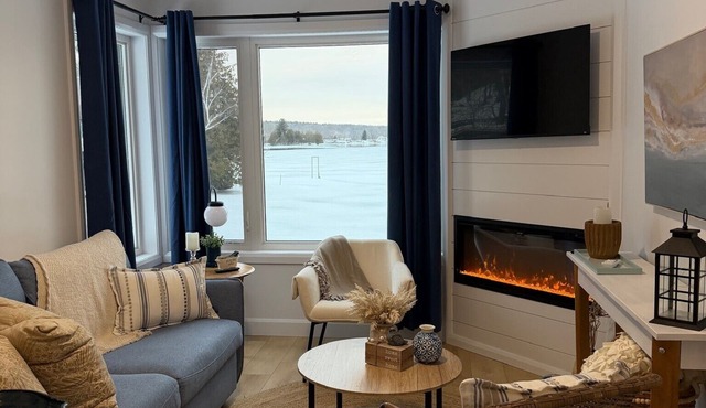 Tranquil 1-bedroom cottage with AC in welcoming Seeley's Bay on the waterfront